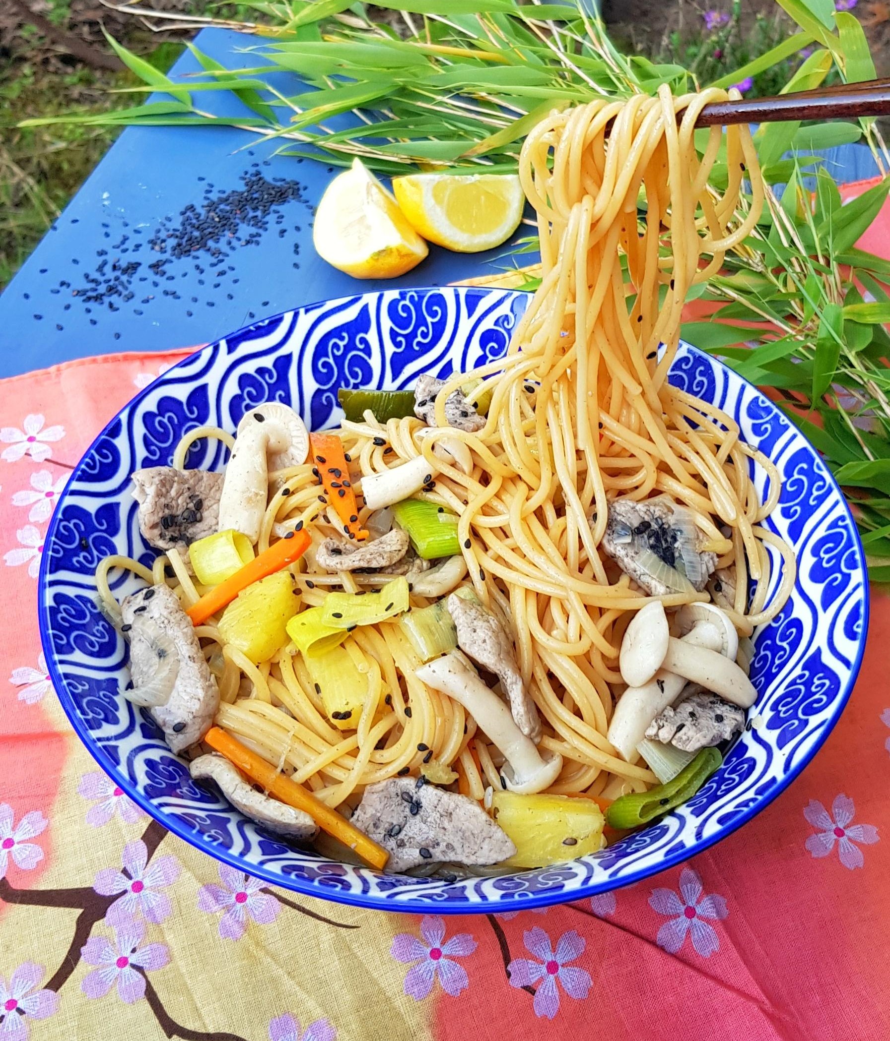 Sommer Ponzu Bratnudeln mit Shimeji Pilzen und Ananas